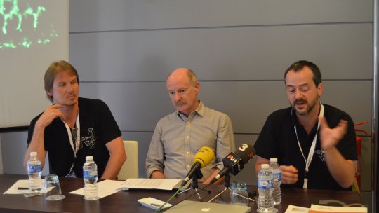 (de dreta a esquerra): Julien Colombelli (IRB Barcelona), Rafael Yuste (Columbia University) i Timo Zimmermann (CRG) durant la roda de premsa a l'ELMI