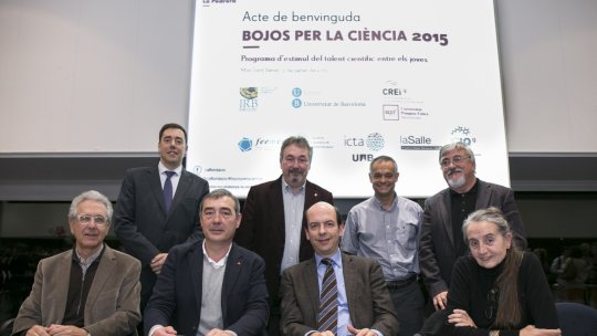  Joan Guinovart, impulsor de la iniciativa (assegut a l'esquerra), amb els directors dels centres on s'oferten cursos "Bojos per..."
