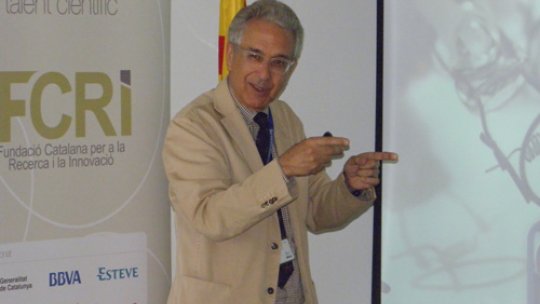 The IRB Barcelona director during the presentation in the new initiative "Cafe amb la Recerca" which brings together science and companies (Photo: FCRI)