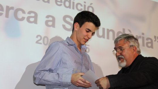 Adrià Moncusí, recogiendo el premio del programa "Investigación en Secundaria" (Foto: PCB)