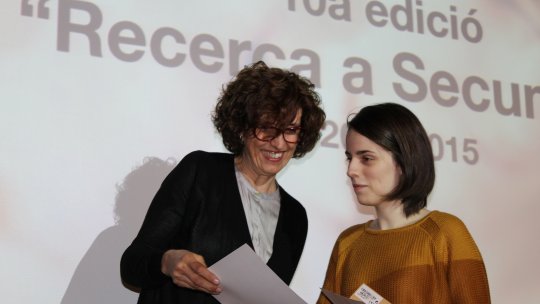 Cynthia Tramosa, receiving the prize for the "Tutoring for Secondary School Students" program (Photo: PCB)