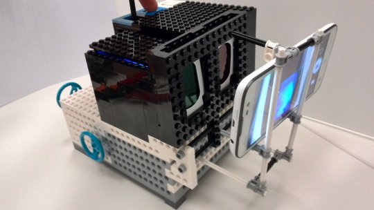  LEGOLish, un sistema basat en Lego que ofereix als estudiants la possibilitat de realitzar fotografies o vídeos amb els seus telèfons mòbils. Imatge: Julien Colombelli. 