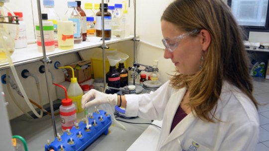 Researcher Marta Pelay working at the IRB laboratories (J. Lanuza)