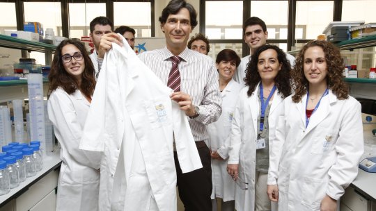 Manuel Serrano y parte de su equipo en el nuevo laboratorio del IRB Barcelona. Imagen: Fundació Bancària ”la Caixa”.
