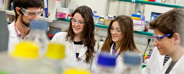 Kids from public engagement program in a lab