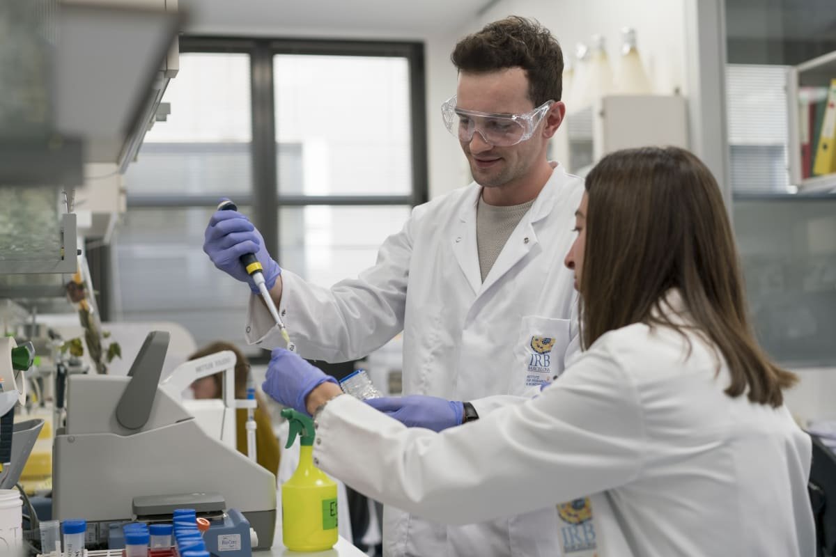 Dr. Mateusz Biesaga and Dr. Carla García in the Molecular Biophysics laboratory at IRB Barcelona