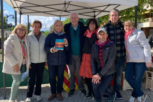 Salomé Royo (tercera de l’esquerra) amb els membres de la Junta de Llanaveres contra El Càncer.