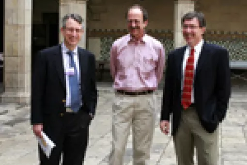 From left to right: Joan Massagué, Harold Varmus and Tyler Jacks.<br />Copyright: Rafa M. Marín (Diario Médico)