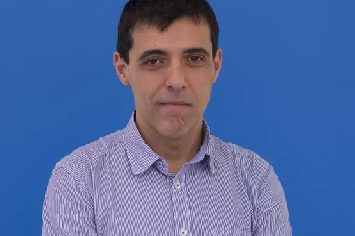 Carlos Romero la lanzado la campaña solidaria "Nadar contra corriente" en apoyo de la investigación en cáncer del IRB Barcelona (Battista, IRB Barcelona)