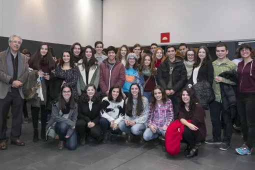 Este sábado, 24 estudiantes "crazies" iniciarán la 3a edición del "Locos por la Biomedicina". En la foto, los estudiantes con el director Joan Guinovart (izq) y la coordinadora del programa Helena González (dcha). (Foto:Fundación Catalunya La Pedrera)
