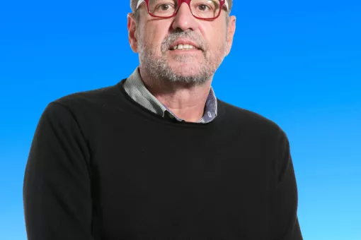 Ernest Giralt, Doctor en Ciencias Químicas, Catedrático de la Universidad de Barcelona (UB), ex-director del Laboratorio de Péptidos y Proteínas y primer Profesor Emérito del IRB Barcelona.