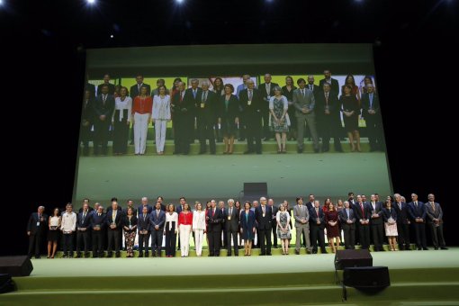 34 investigadors han estat guardonats en l'edició d'enguany. Avui, foto de familia a la cerimònia de lliurament de l'AECC a Barcelona (Foto: AECC)