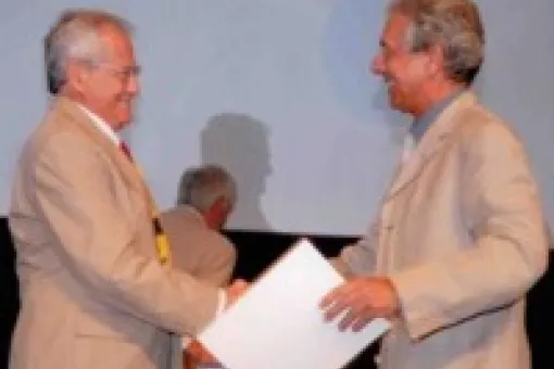 El Secretario General Electo de FEBS, Isreal Pecht, entrega el galardón a Joan J. Guinovart