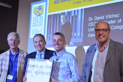Joan J. Guinovart, director de l'IRB Barcelona, Francisco Chavarri d'Eppendorf, el guardonat David Vilchez i Ernest Giralt, com a membre del jurat, avui a l'acte de lliurament del primer Premi Alumni a l'Excel·lència (L.T. Barone, IRB Barcelona)