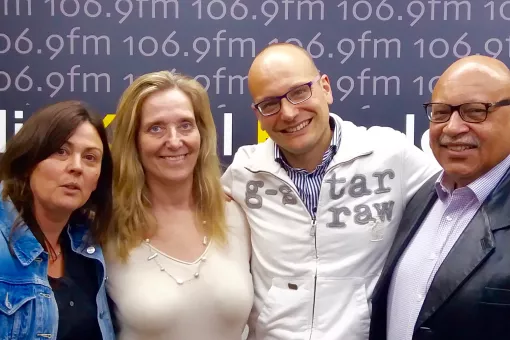 Sarah Sherwood (a la izquierda de la imagen) y Luca Tancredi Barone (centro de la imagen), RKB. 