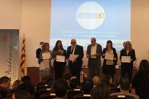 Ernest Giralt recibe el diploma en la ceremonia de La Marató