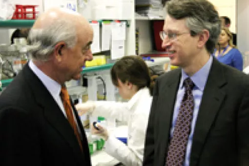 <p>Francisco González, president de la Fundación BBVA, i Joan Massagué, director adjunt de l'IRB Barcelona durant la visita al Laboratori de Metàstasi que impulsa a l'institut.</p>
