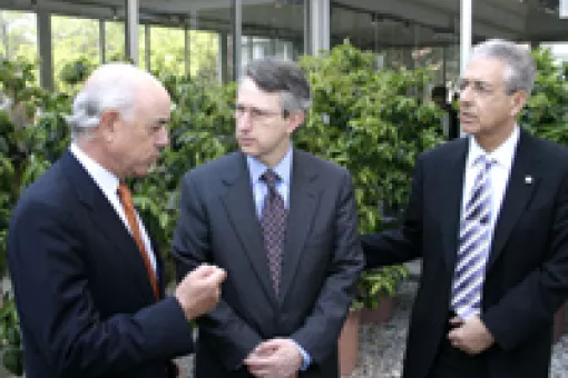 <p>Francisco González, presidente de la Fundación BBVA, Joan Massague, director adjunto del IRB Barcelona, y Joan J. Guinovart, director del IRB Barcelona.</p>