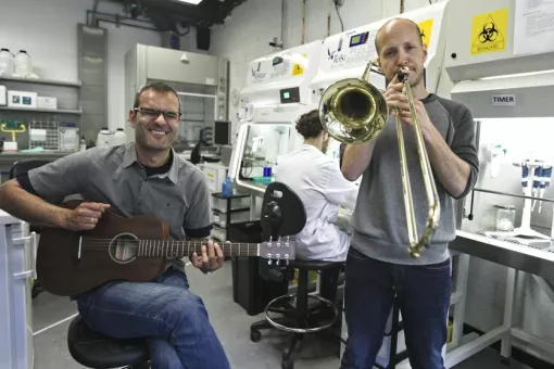 Salvador Aznar Benitah y Xavier Trepat. Imagen: La Vanguardia