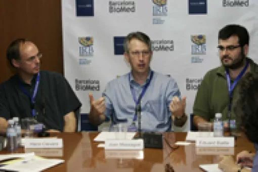 <p>Intervenció de Joan Massaguué en el transcurs de la roda de premsa, a la Sala Fontsera de l'Institut d'Estudis Catalans. A la seva esquerra, Hans Clevers, i a la dreta, Eduard Batlle.</p>