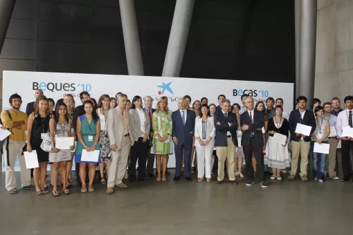 Els estudiants guardonats amb la Ministra de Ciència i Innovació, Cristina Garmendia, el Director General de "La Caixa", Juan María Nin, i els directors dels quatre centres beneficiaris del Programa Internacional de Doctorat "La Caixa".