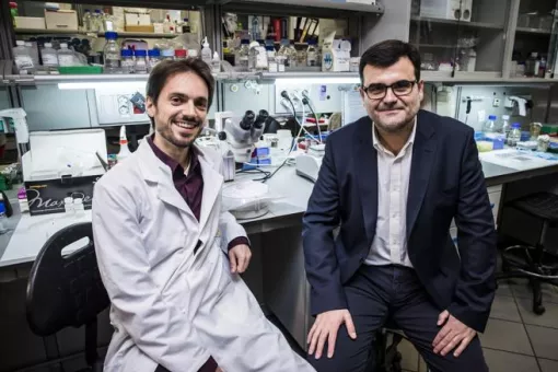 Eduard Batlle (derecha) junto a Daniel Tauriello, en el IRB Barcelona (Llibert Teixidó)