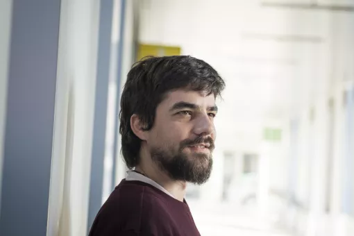 El médico Juan Miguel Cejalvo està haciendo su doctorado en el marco de la primera edición del programa PhD4MD (Imagen: G. Battista, IRB Barcelona)