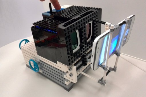 LegoLish-Mot, un sistema basado en Lego que ofrece a los estudiantes la posibilidad de realizar fotografías o vídeos con sus teléfonos móviles. Imagen: Julien Colombelli.