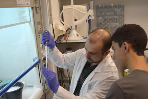 Scientist Francisco Barriga attending a student during the "PhD Express!" initiative in 2012 (Photo: Luca T. Barone))