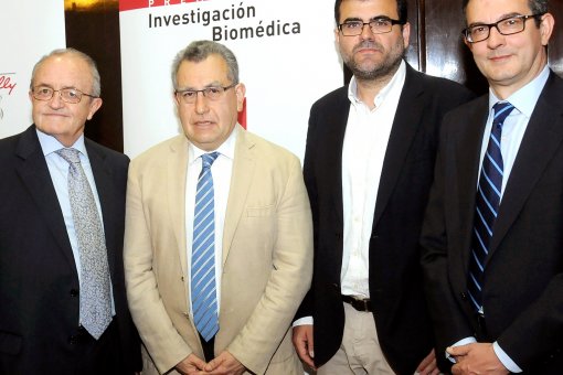 (D'esquerra a dreta) El Dr. José Antonio Gutiérrez, conseller honorífic de la Fundació Lilly; els premiats Dr. Luis Alberto Moreno Aznar i Dr. Eduard Batlle; i el Dr. José Antonio Sacristán, director de la Fundació Lilly