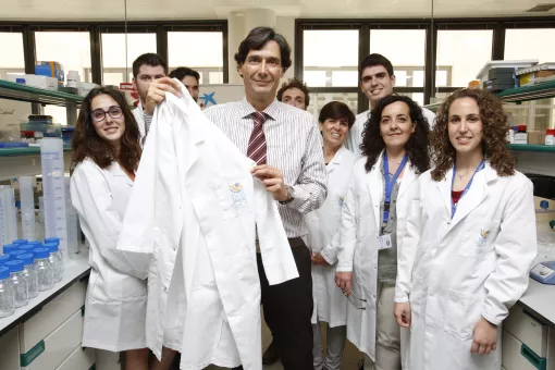Manuel Serrano y parte de su equipo en el nuevo laboratorio del IRB Barcelona. Imagen: Fundació Bancària ”la Caixa”.