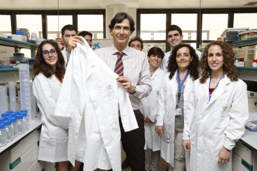 Manuel Serrano and part of his team in the new laboratory of the IRB Barcelona. Image: Fundació Bancària "la Caixa".