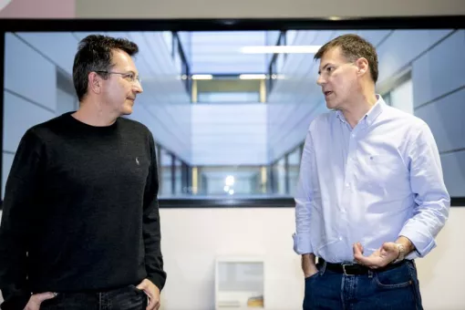 Raúl Méndez, IRB Barcelona & José J. Lucas, CSIC. Foto de Xavier Cervera, La Vanguardia.