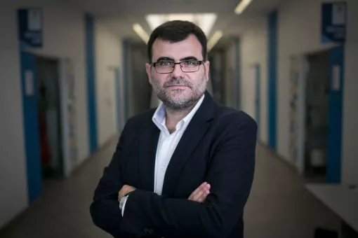 El investigador ICREA y jefe  del Laboratorio de Cáncer Colorectal