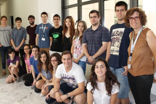 Adela Farré (derecha, parte superior) directora de Comunicación, Marketing y Promoción del PCB y Miriam Martínez (derecha, parte inferior), coordinadora de Pasa el verano en el Parque!, con los participantes (Foto: PCB).