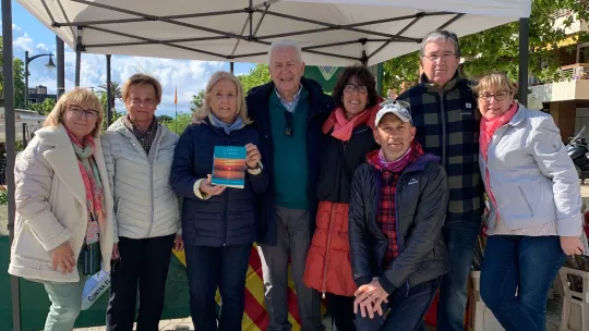 Salomé Royo (tercera de l’esquerra) amb els membres de la Junta de Llanaveres contra El Càncer.