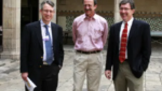 From left to right: Joan Massagué, Harold Varmus and Tyler Jacks.<br />Copyright: Rafa M. Marín (Diario Médico)