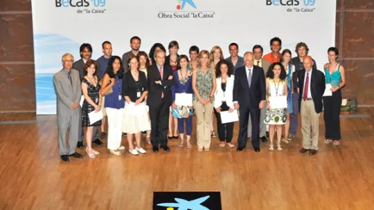 The 20 "la Caixa" PhD students that are working in Barcelona. The first 10 on the left, with Joan Guinovart, are doing their project at the IRB Barcelona.