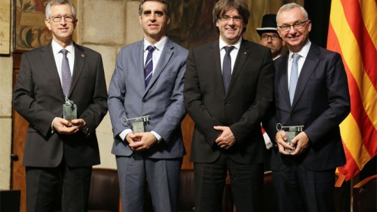 El president Carles Puigdemont, amb els tres guardonats (Generalitat de Catalunya)