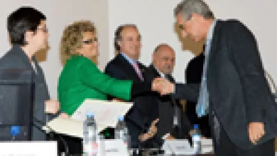 Joan J. Guinovart recibe la felicitación de la consellera de Salut, Marina Geli