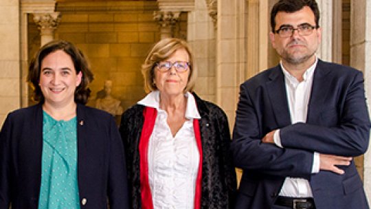 Ada Colau, alcaldesa de Barcelona, Ana Balletbò, presidenta de FIOP y Eduard Batlle