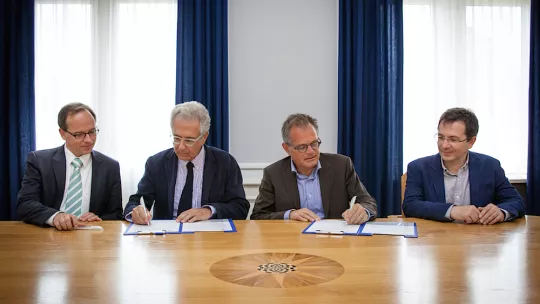 Joan J. Guinovart y Peter Smits han firmado los convenios entre ambas entidades.