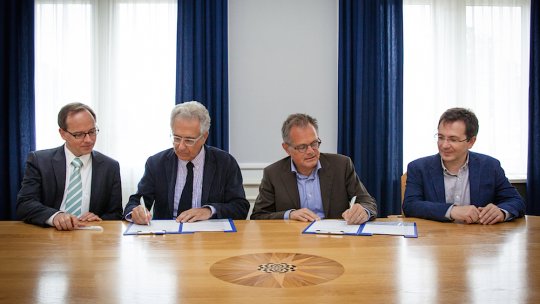 Joan J. Guinovart i Peter Smits han signat els convenis entre ambdues entitats.