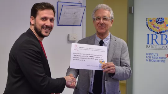 Entrega del primer donativo de la organización "Vi per Vida" para la investigación en metástasis del IRB Barcelona (Foto: L.T. Barone, IRB Barcelona)