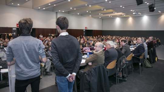 Acto de bienvenida a 172 nuevos estudiantes del programa "Locos por la Ciencia" celebrado en Món Sant Benet y organizado por la Fundación Catalunya La Pedrera