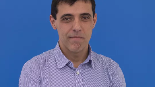 Carlos Romero la lanzado la campaña solidaria "Nadar contra corriente" en apoyo de la investigación en cáncer del IRB Barcelona (Battista, IRB Barcelona)