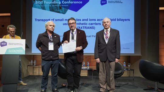Manuel Palacín and Pau Ballester, "Ignite" awardees, with Miquel A. Pericàs (Image: BIST)