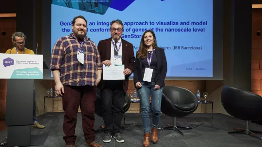 Pablo Dans Puiggros y Victoire Neguembor, galardonados con un "Ignite", con Miquel A. Pericàs (Imagen: BIST)