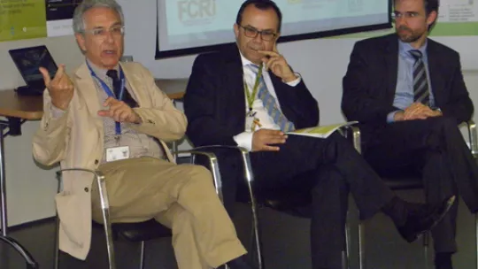 Joan Guinovart, IRB, and Josep Samitier, IBEC, with the FCRI director  Enric Claverol -right- (Photo: FCRI)