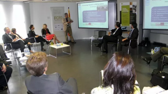 Joan Guinovart explains IRB stratgies in science and innovation to managerial representatives from eight companies (foto: FCRI)